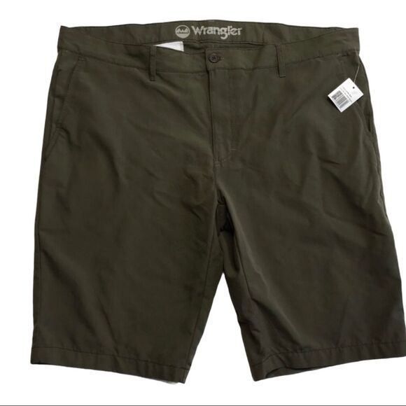 Wrangler Men’s Basic Shorts Army Green Sz 42 NWT - Picture 1 of 14